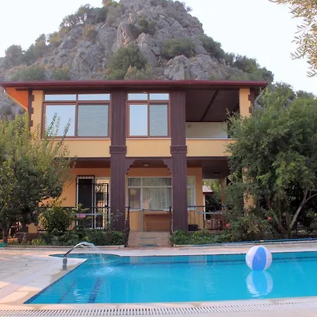 بيت ضيافة Secret Paradise Bungalow & *