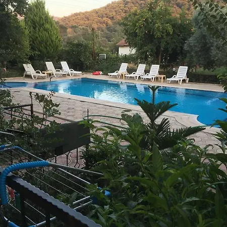 بيت ضيافة Secret Paradise Bungalow & *